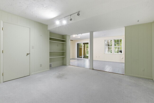 Building Photo - 146 Russet Ln