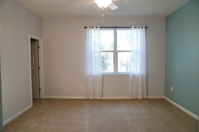 Building Photo - Stonehaven Condo