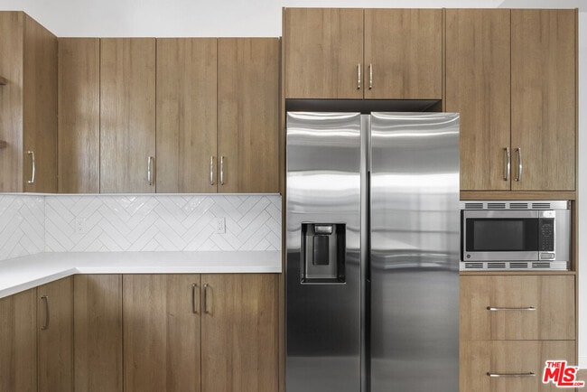 Building Photo - 824 N Orange Grove Ave