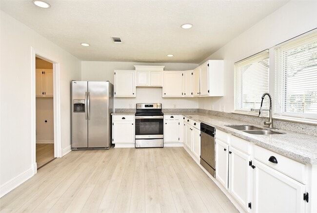 Building Photo - 2207 Woodglen Dr
