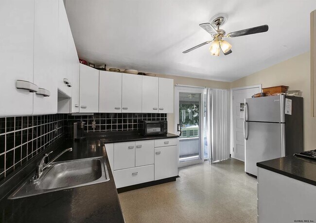 Building Photo - 20 Dott Ave