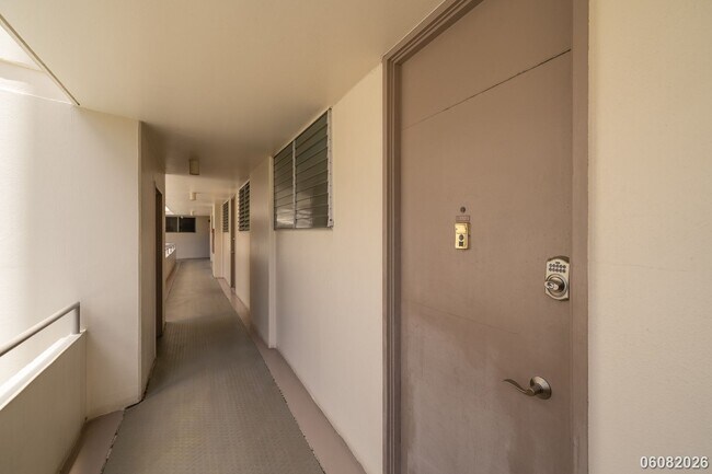 Building Photo - PRIME ALA MOANA/WAIKIKI LOCATION: 2BR/1.5BA Condo with Parking & In-Unit Washer/Dryer!