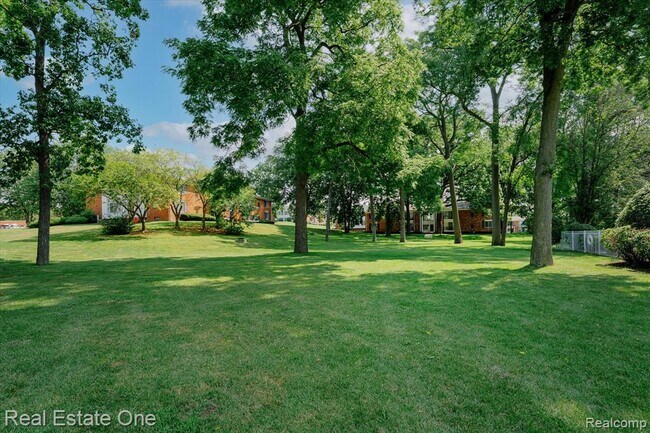 Building Photo - 430 Fox Hills Dr S