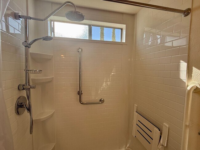 Building Photo - Charming 2 Bedroom in Oceanside 55+ Community