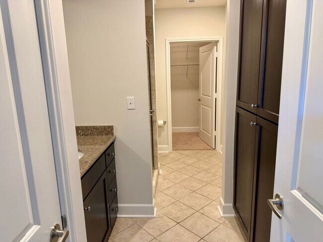 Building Photo - 2 Bedroom 2.5 Bath