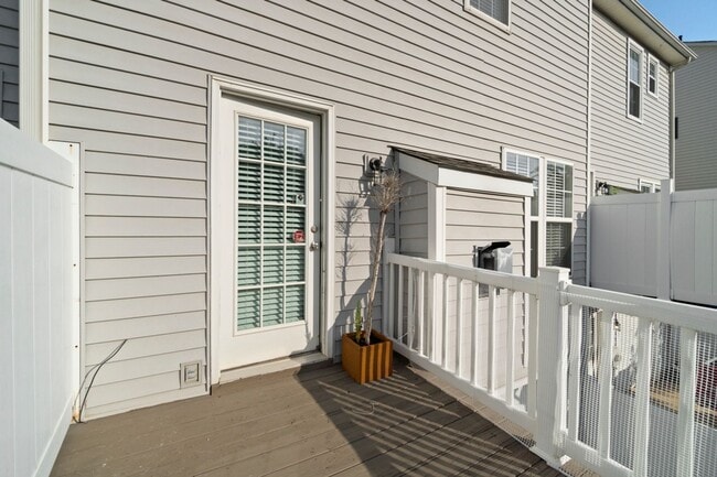 Building Photo - Newly remodeled townhome