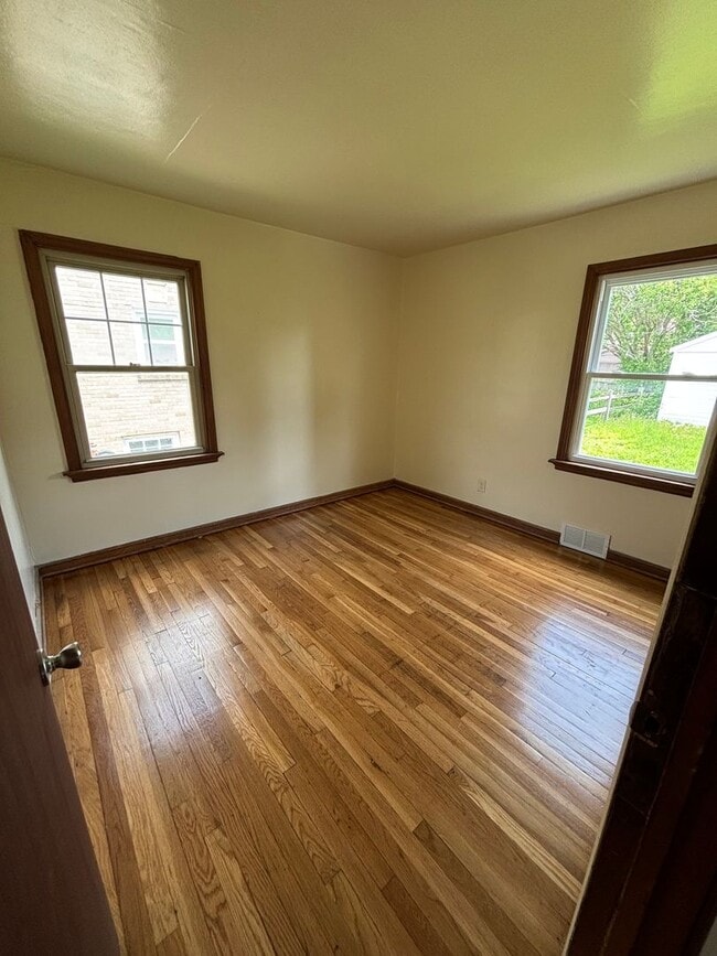 Building Photo - HUGE NICE 3BR SINGLE FAMILY HOME, PARKING,...