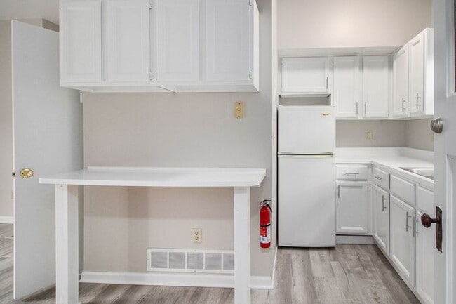 Building Photo - $799 Chic & Renovated 1BR with Style- Ask about our security deposit alternative!