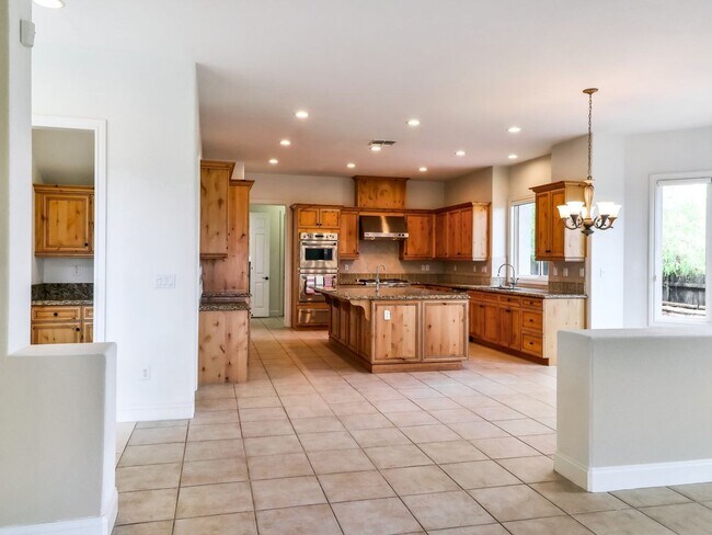 Building Photo - Beautiful custom home in The Promontory in...