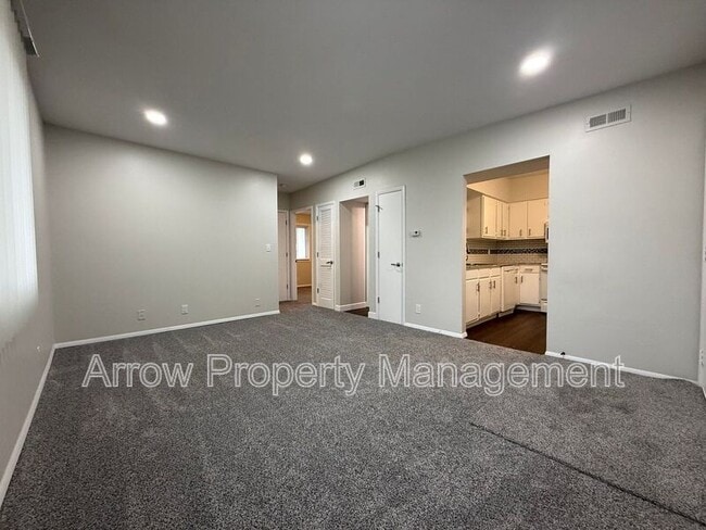 Building Photo - 526 S 25th St