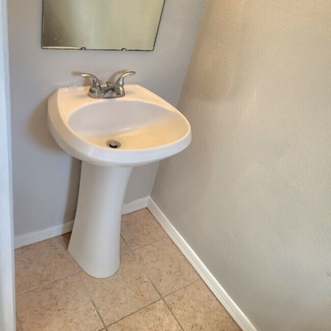 Building Photo - Well laid out 3 BDR /2.5 BTH Townhome with...