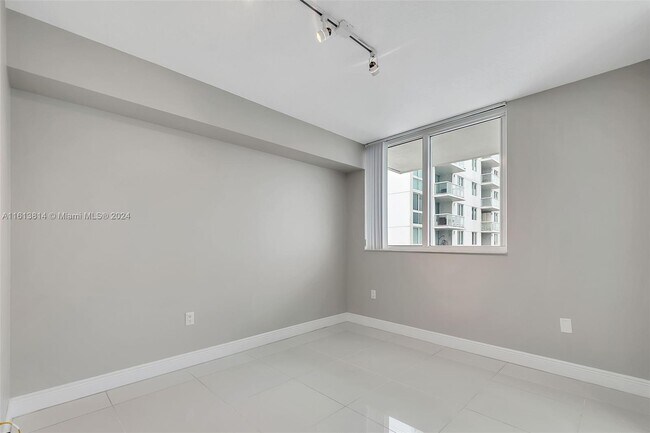 Building Photo - 1871 NW S River Dr