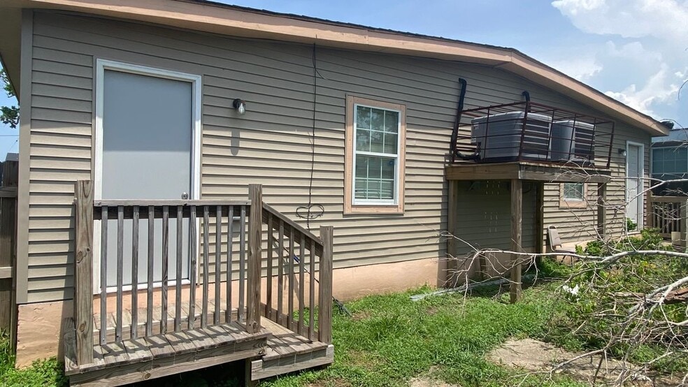 Building Photo - 4948 Laine Ave