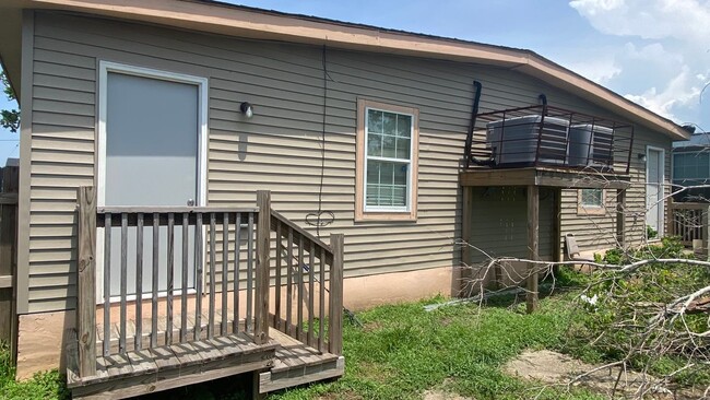 Building Photo - 4948 Laine Ave