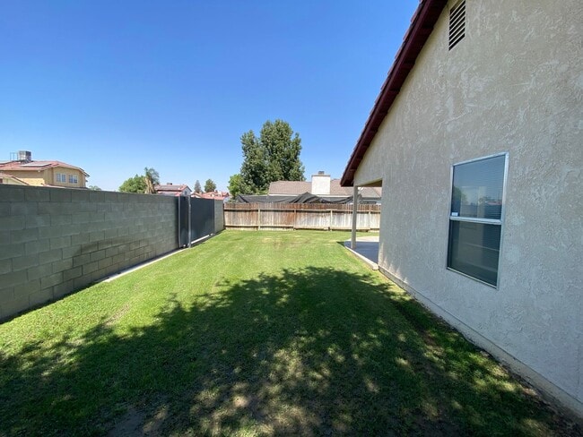 Building Photo - Newley Remodeled 3 BD 2 BA house on corner...