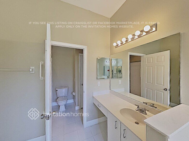 Building Photo - 1422 SW 158th Ave