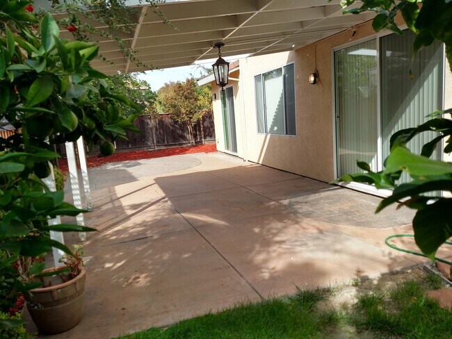 Building Photo - Beautiful Updated 4BD/3BA Two Story Home -...