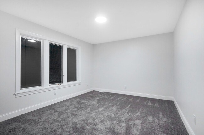 Building Photo - Beautifully Updated 4 Bed / 2.5 Bath Colon...