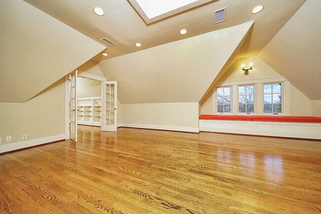 Building Photo - Stunning Tudor-style 4BR/3.5BA home in a prime, unbeatable location!