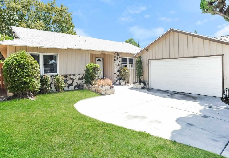 Primary Photo - 10544 Densmore Ave