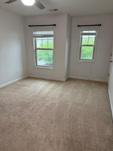 Building Photo - 2124 Greencrest Cir