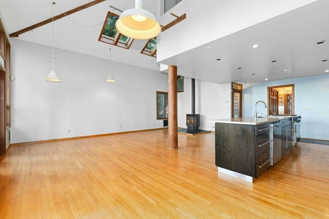 Building Photo - 2Bd/1.75Ba Mercer Island House