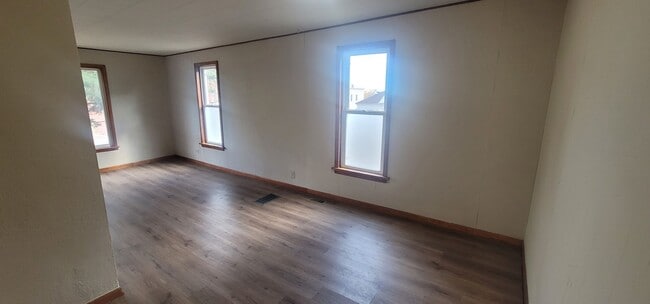 Building Photo - 4 Bedroom 2 Bath - Single Family Home