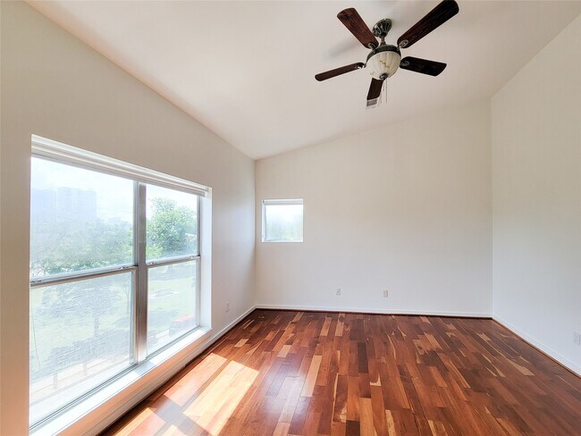 Building Photo - 2605 Calumet St