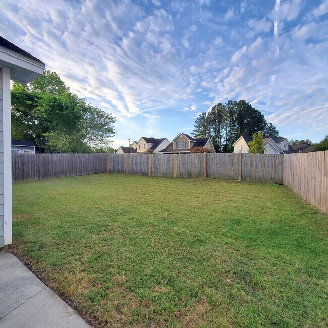 Building Photo - Luxurious and Spacious 3BR/2BA Rental Home...