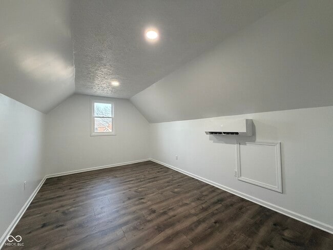 Building Photo - 1351 Woodpond N Roundabout