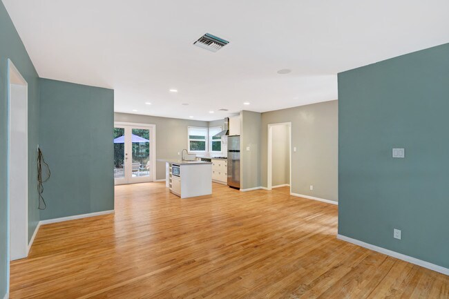 Building Photo - 16943 Hartland St