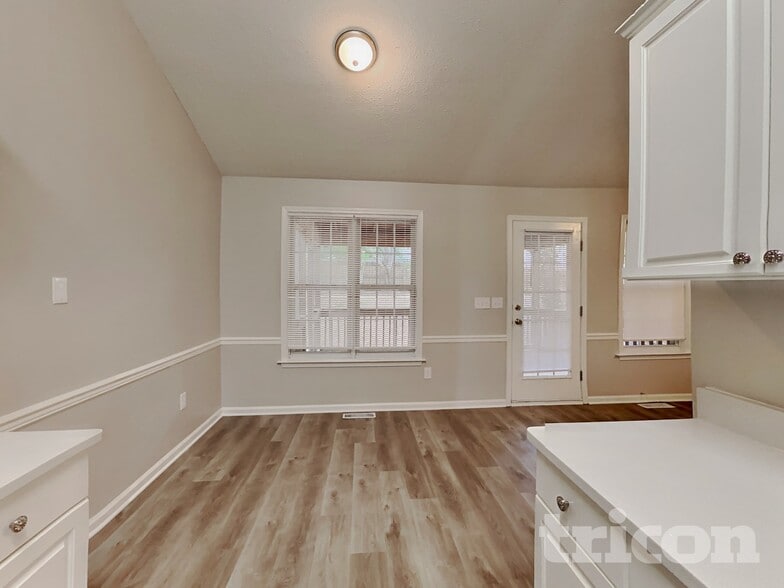 Building Photo - 1113 Dunwoody Dr