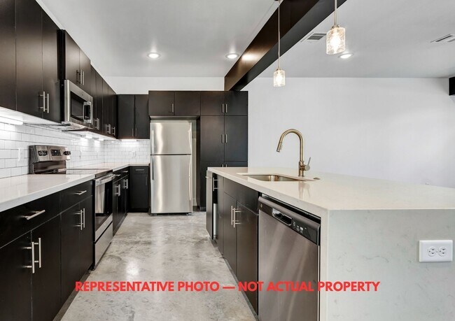 Building Photo - 207 Lynn Dr