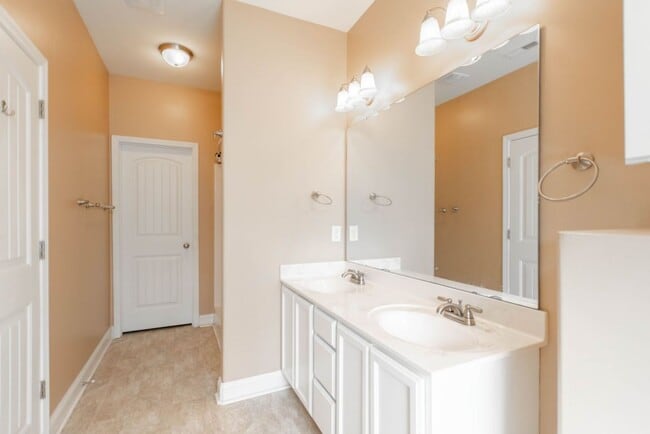 Building Photo - Fantastic Location & Price