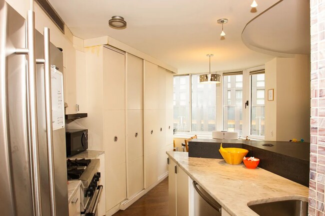 Building Photo - 275 Greenwich St