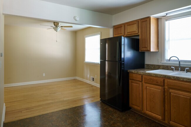Building Photo - Super 3-brm stone ranch with brand new win...