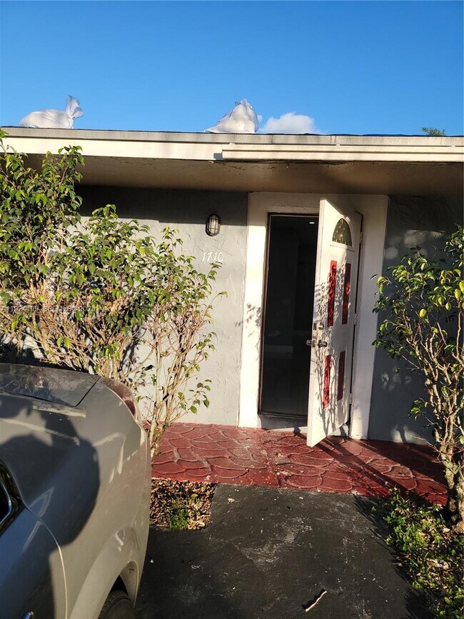 Building Photo - 1710 SW 70th Way