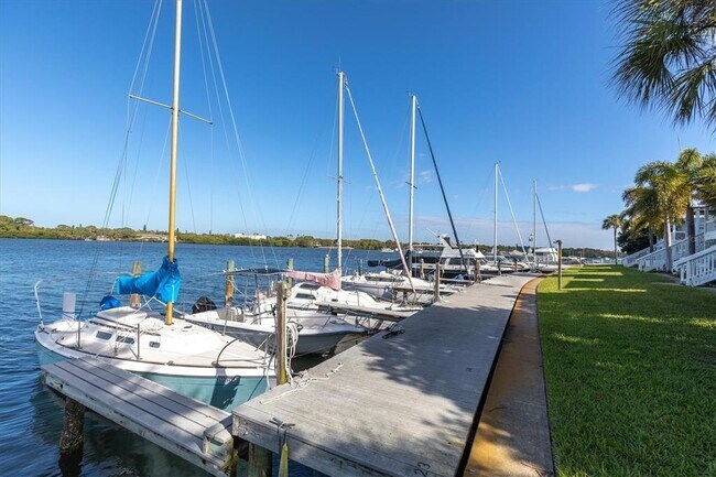 Building Photo - 102 Pompano Dr SE