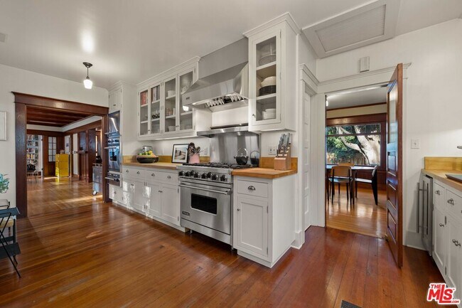 Building Photo - 8050 Jovenita Canyon Dr