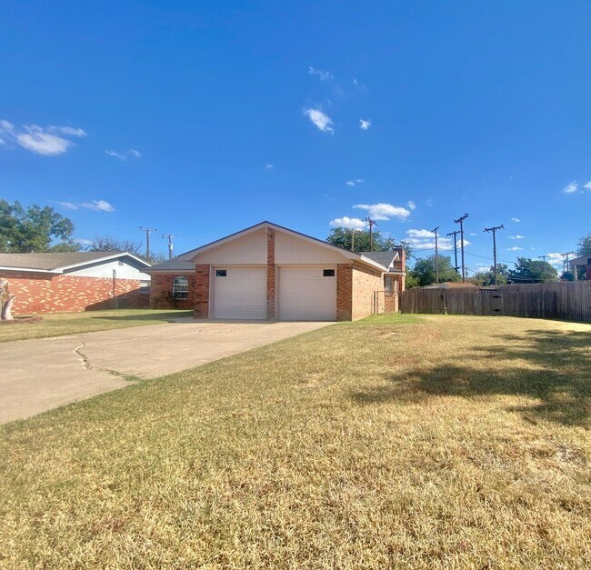 Building Photo - Great 3 bed 2 bath near West Loop 289 and 4th street