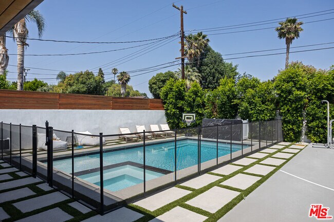 Building Photo - 6610 Farralone Ave