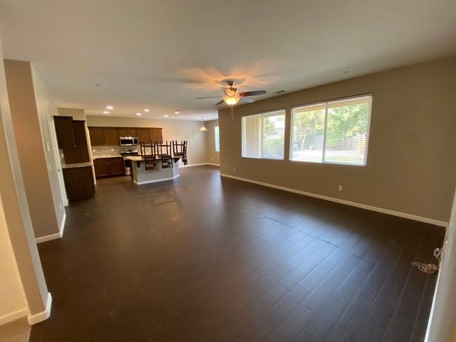 Building Photo - NW Visalia Home Available now, October SPE...
