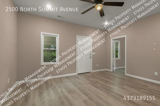 Building Photo - 2500 N Summit Ave