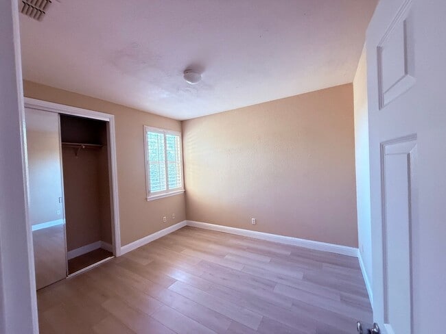 Building Photo - 2205 Maloney Dr