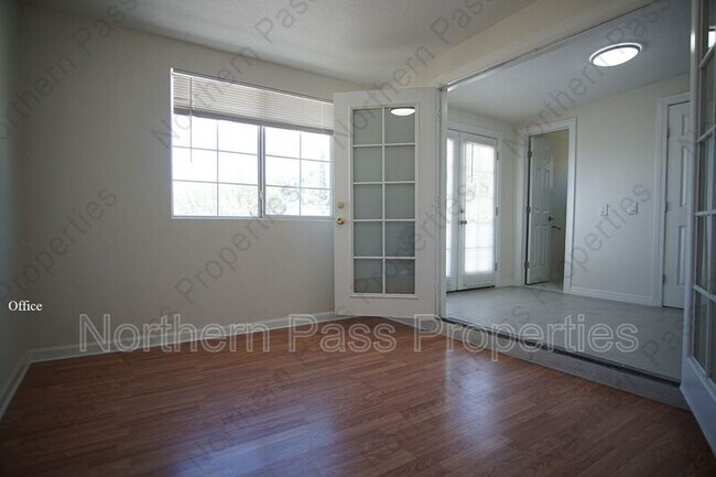 Building Photo - 4573 Bobolink Way