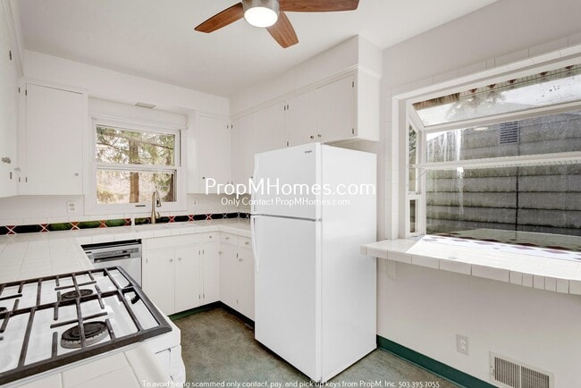 Building Photo - Quintessential Two Bedroom home in SW - Beautiful Backyard!