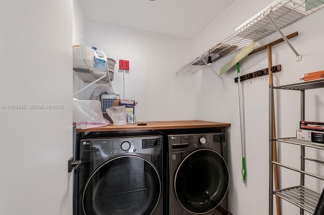 Building Photo - 600 NE 36th St