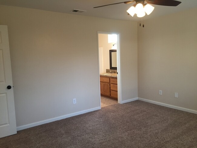 Building Photo - Beautiful 3 Bed 2 Bath in Riverlakes Community - Northwest Bakersfield- $2,450 Rent