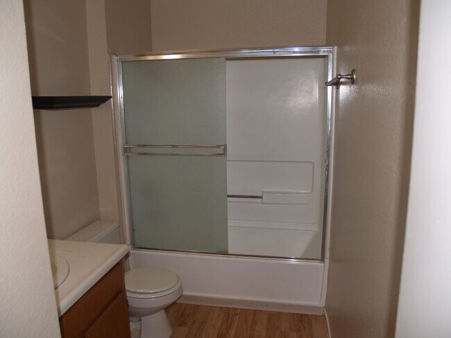Building Photo - Beautiful, bright 3 bedroom 2 bathroom Dub...
