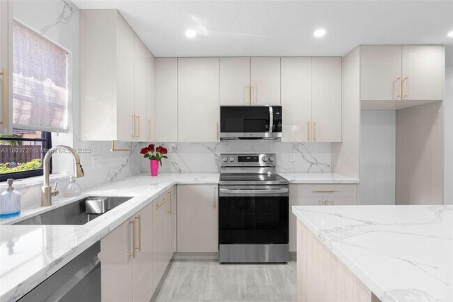 Building Photo - 2622 NW 99th Ave